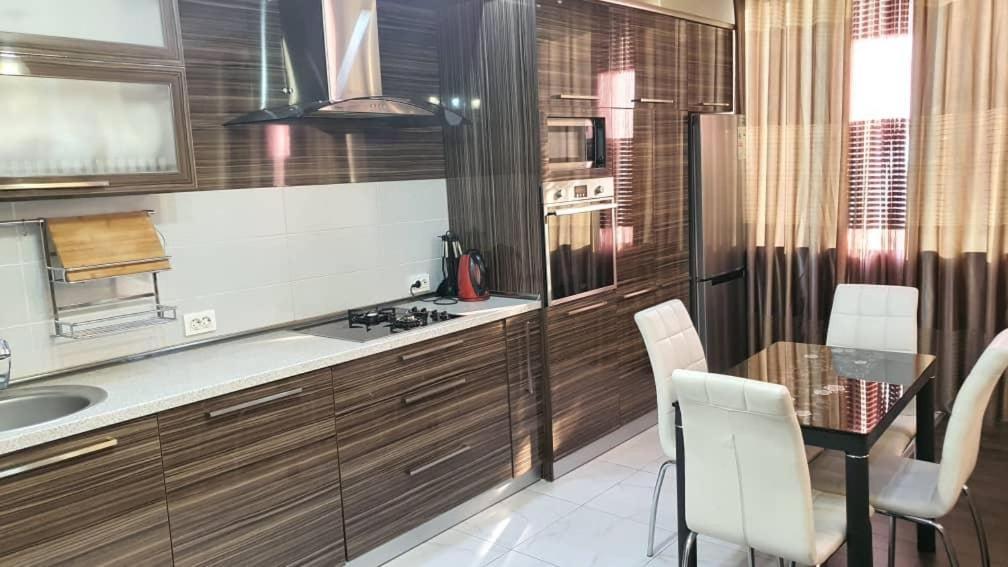 Apartment Studio With Good View Bishkek Bagian luar foto