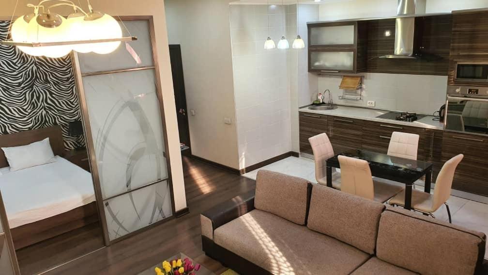 Apartment Studio With Good View Bishkek Bagian luar foto